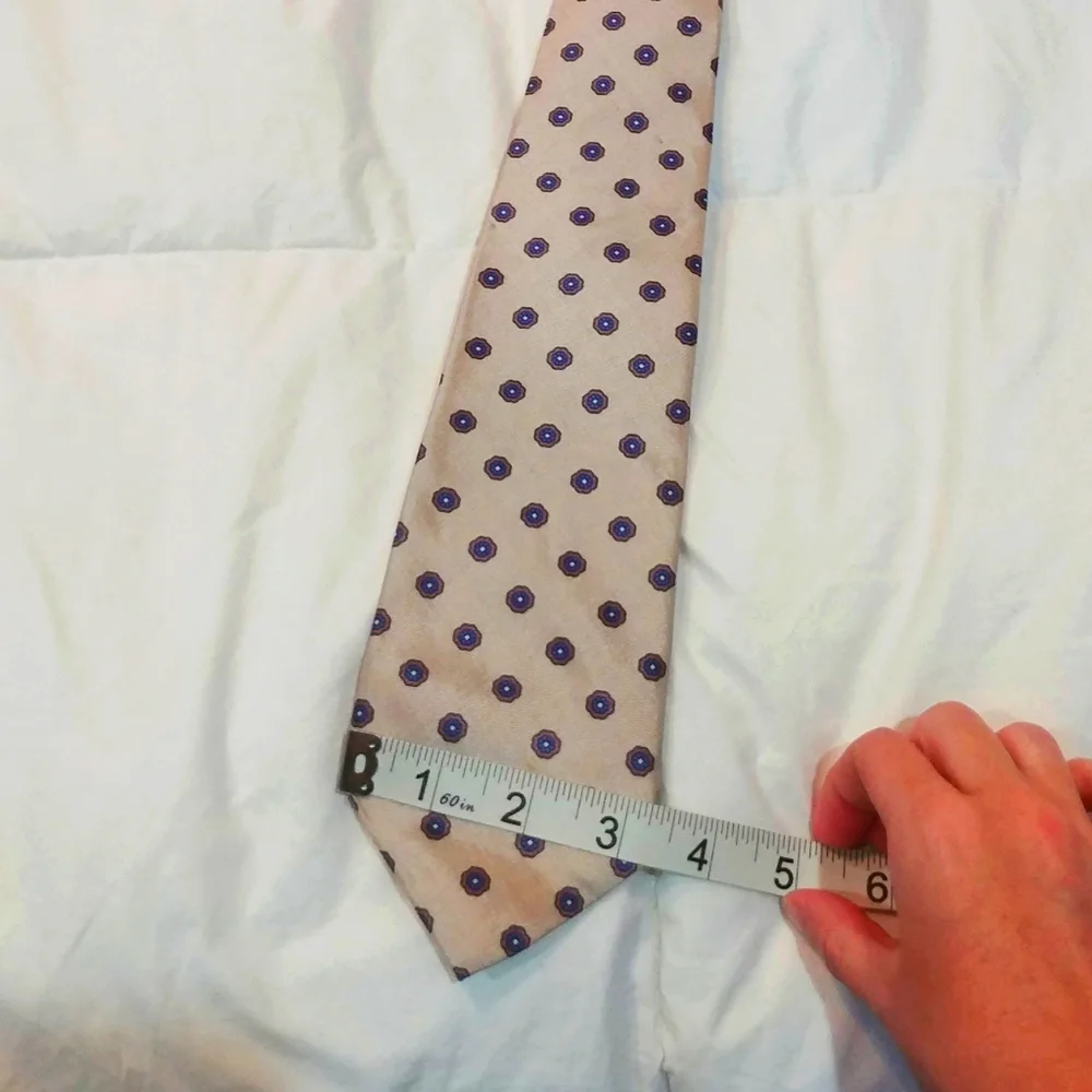 Vintage Valentino 100% Italian silk, Cream With Small Spots Pattern tie